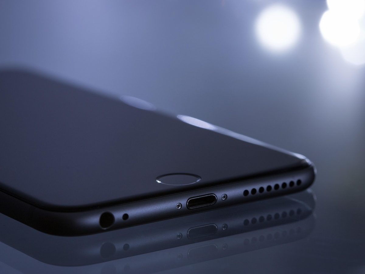 kanju3ai App 主界面在手机屏幕上的展示，深紫色导航栏下排列着推荐剧集卡片与继续观看进度条，暖色灯光营造居家追剧氛围